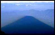 Stín hory Fudži dopadající na okolní vesnice