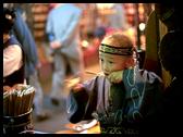 Ainu chlapec hraje na tradiční nástroj - mukuri