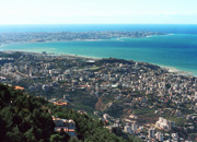 Pohled na Bejrút (na obzoru) z pohoří Libanon