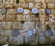 Zeď křižáckého hradu s kusy rozřezaných antických sloupů