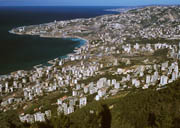 Donekonečna se táhnoucí osídlení pobřeží Libanonu