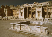 Hlavní dvůr chrámového komplexu v Baalbeku