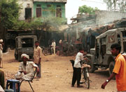 Většina Indů tráví život na ulici.