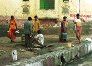 Hygiena se provádí na ulici u vodního zdroje.