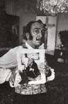 Václav Chochola: Dalí s Chocholovým portrétem Salvadora Dalího, 1967