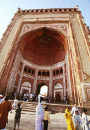 54 metrů vysoká Brána vítězství - hlavní vchod do mešity Jama Masjid.