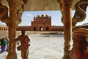 Nádvoří mešity Jama Masjid. Pohled od vchodu mauzolea k Bráně vítězství.