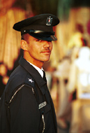Policista ve večerním Mosulu.