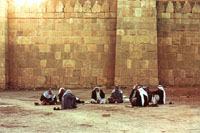 Večerní siesta starců pod hradbami Ninive.