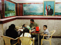 Obraz  Saddám Husajna, hrdiny národního osvobození, musí viset na každém veřejném místě.