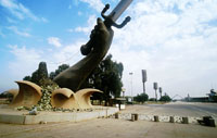 Ruka Sadáma Husejna třímající meč - symbol vzdoru.