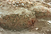 Kolíkové mozaiky - typická urucká výzdoba.
