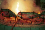 Tradiční způsob pečení ryb.