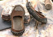 Podomácku vyrobené boty ze starých pneumatik.
