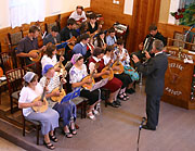 Mandolínový soubor při baptistickém kostele ve Svaté Heleně.