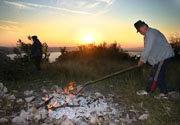 Pečení brambor na kopci nad Dunajem nedaleko Svaté Heleny.
