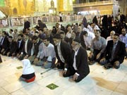 Modlící se šíité v mešitě v Najafu