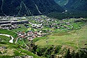 Pohled na vesnici Elbrus ze začátku údolí Irik
