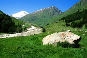 Údolí Irik, v pozadí Elbrus