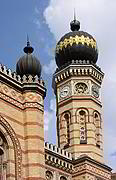 Detail věže židovské synagogy na ulici Dohány