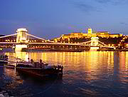 Hradní vrch a řetězový most z pešťského břehu Dunaje