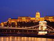Hradní vrch a řetězový most z pešťského břehu Dunaje