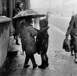 Děti pod deštníkem