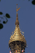Vršek Shwedagon pagody osázený rubíny a diamanty
