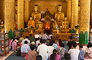 Modlící se budhisté v areálu Shwedagon pagody