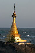 Stupa nad Chaunghta beach