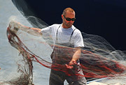 Rybář kontroluje sítě