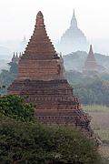 Špička pagody a chrám Sulamani v pozadí
