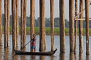 Mezi sloupy U Bein's Bridge