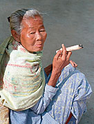 Oblíbenou kratochvílí barmských žen je kouření vlastnoručně ubalených cigár.