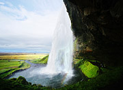 Převislý vodopád Seljalandsfoss.