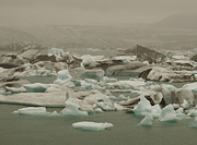 Laguna Jokulsárlón s ledovcem Vatnajokull v pozadí.