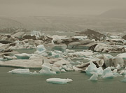 Laguna Jokulsárlón s ledovcem Vatnajokull v pozadí.