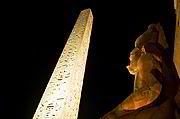 Noční kolos a obelisk Ramesse II. před chrámem v Luxoru