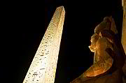 Noční kolos a obelisk Ramesse II. před chrámem v Luxoru