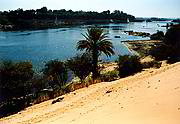 Západní břeh Nilu je obydlený pouze minimálně. Pokrývá jej několikametrová vrstva písku