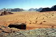 Z písku rozdusaného kopyty velbloudů a rozježděného koly džípů se zvedají úžasně erodované skalní st