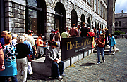 Fronta na prohlídku slavné Book of Kells v Trinity College