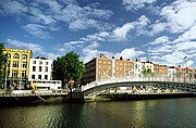 Za mostem Ha'Penny Bridge začíná čtvrť Temple Bar