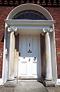 Barevné dveře georgiánských domů na Merrion Square