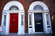 Barevné dveře georgiánských domů na Merrion Square