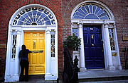 Barevné dveře georgiánských domů na Merrion Square