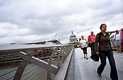 Millennium Bridge, v pozadí St Paul's Cathedral