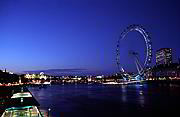 London Eye v noci z Westminster Bridge