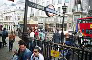 Vchod do metra na Piccadilly Circus