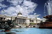 Kašna na Trafalgar Square, v pozadí National Gallery